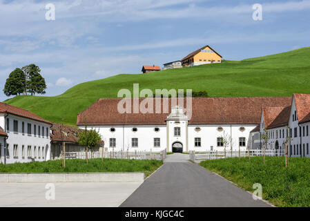 Abbaye d'Einsiedeln en face de terres agricoles sur la Suisse Banque D'Images