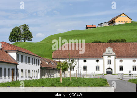 Abbaye d'Einsiedeln en face de terres agricoles sur la Suisse Banque D'Images