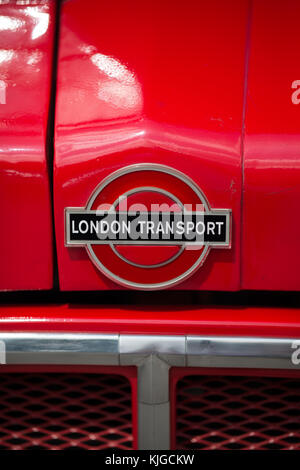 Un insigne d'un vieux bus Routemaster Londres sur l'affichage au Ford's Centre à Dunton centre technique. Banque D'Images