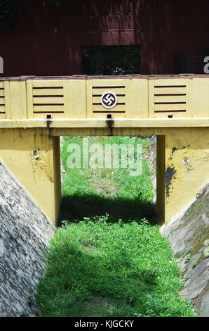 Emblème Swastika sur le pont. Prise au temple hindou à New Delhi. Banque D'Images