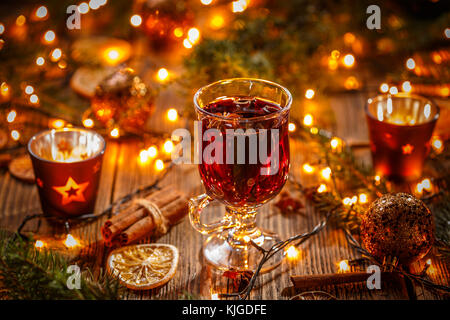 Composition de noël avec vin chaud et décorations de Noël Banque D'Images