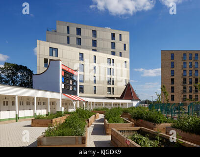 Façade extérieure avec vue sur le jardin central soulevé et tableau d'affichage. Initialement utilisé pour afficher cotes / prix. Walthamstow Stadium Immobilier Banque D'Images