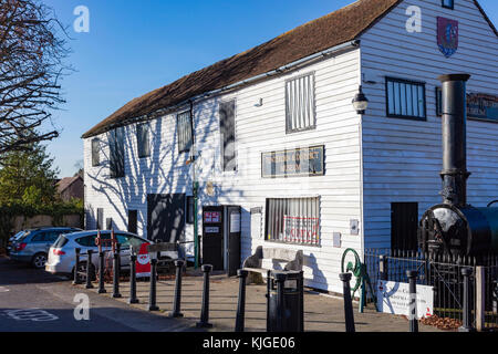 Portsmouth & District Museum, à la faible lumière du soleil de l'après-midi d'hiver, Ashford, Kent, UK Banque D'Images