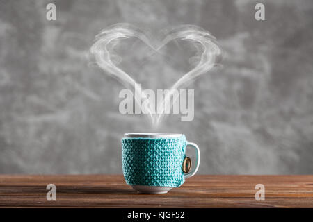 Tasse de café avec une machine à vapeur en forme de coeur Banque D'Images