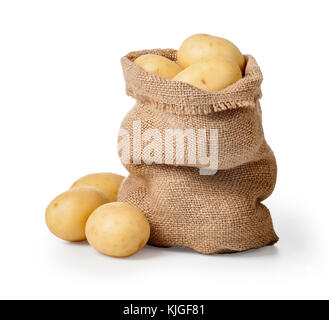 Les pommes de terre en sac de jute brut isolé sur fond blanc avec clipping path Banque D'Images