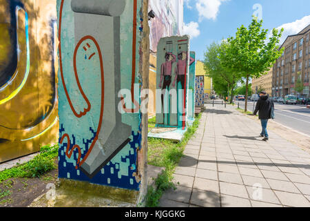 Mur de Berlin Kreuzberg, vue d'une exposition colorée de sections du mur de Berlin démantelé situé dans le quartier Kreuzberg de Berlin, Allemagne. Banque D'Images