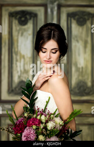 Belle grande bride holding bouquet de mariage lors de la cérémonie du mariage Banque D'Images