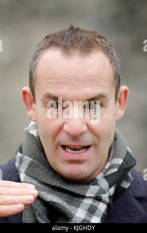 Martin Lewis, journaliste et présentateur de télévision financière, sur College Green, Westminster, discuter de Philip Hammonds budget, 22 Nov 2017 Banque D'Images