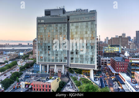 New York City - 7 août 2015 : vue sur Manhattan Meatpacking district et au-dessus de Chelsea, au coucher du soleil avec l'hôtel standard en vue. Banque D'Images