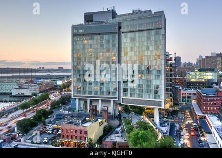 New York City - 7 août 2015 : vue sur Manhattan Meatpacking district et au-dessus de Chelsea, au coucher du soleil avec l'hôtel standard en vue. Banque D'Images