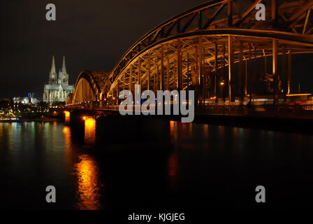 Vue sur pont hohenzollern, Philharmonic Hall et de la cathédrale de Cologne la nuit Banque D'Images