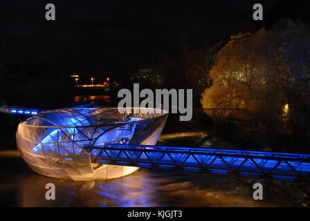 Graz, Autriche - novembre 19, 2014 Graz, murinsel conçue par Vito Acconci, s'allume en bleu de nuit Banque D'Images