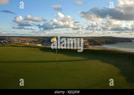 Coucher du soleil à broad oak golf proche, Cornwall, Royaume-Uni, avec vue sur la mer et la ville Banque D'Images