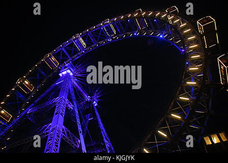 La roue géante de Vienne, vue de dessous, s'allume en bleu de nuit Banque D'Images