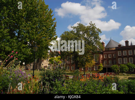 Oxford, Royaume-Uni - 8 août 2015 : hall et le jardin à Somerville College Banque D'Images