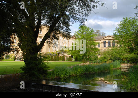 Oxford, Royaume-Uni - Mai 10, 2015 : la rivière dans le jardin de Worcester College Banque D'Images