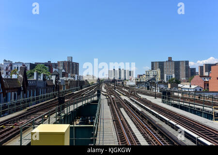 Des lignes de train le long de Brooklyn, New York sur une journée ensoleillée. Banque D'Images