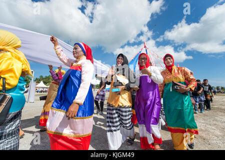 Défilé de femmes buton et effectuer la danse avec des costumes colorés traditionnels au cours de la vague de wakatobi festival. Banque D'Images