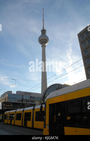 Berlin, Allemagne - 30 avril 2017 : trains urbains à l'Alexanderplatz et tour de télévision Banque D'Images