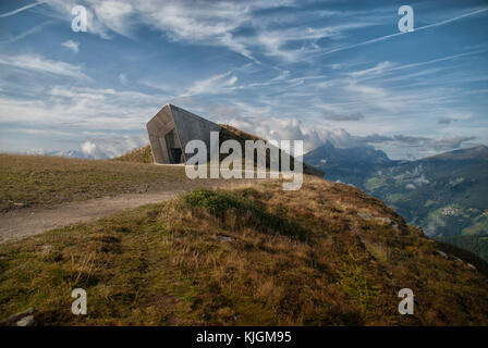 Funchal, Portugal - septembre 7, 2017 : Messner Mountain Museum corones (mont kronplatz, dolomites) conçue par Zaha Hadid le matin Banque D'Images