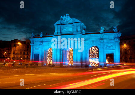 Puerta de Alcala éclairés en bleu, vision de nuit. Madrid, Espagne. Banque D'Images