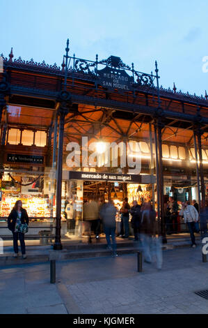 Marché de San Miguel, vision de nuit. Madrid, Espagne. Banque D'Images