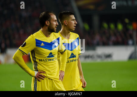 COLOGNE/ALLEMAGNE – 2 novembre 2017 : Ihar Stasevich et Alexei Rios avant de marquer en match contre le FC Köln à RheinEnergieStadion le 2 novembre 2017 Banque D'Images