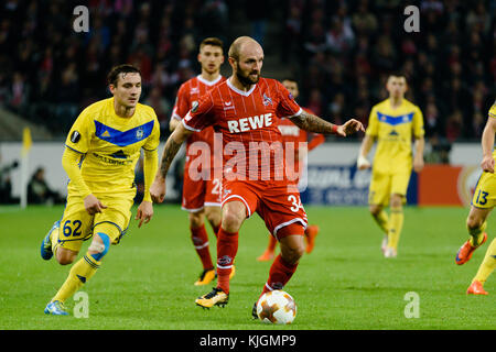 COLOGNE/ALLEMAGNE – 2 novembre 2017 : Konstantin Rausch (centre) du FC Köln en action contre Mikhail Gordeichuk (gauche) du FC BATE à RheinEnergieSt Banque D'Images