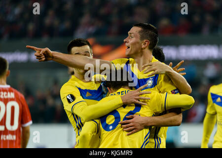 COLOGNE/ALLEMAGNE - le 2 novembre 2017 : Happy Mikalai Sihnevich du FC BATE célèbre but en match contre FC Köln au stade RheinEnergieStadion le 2 novembre Banque D'Images