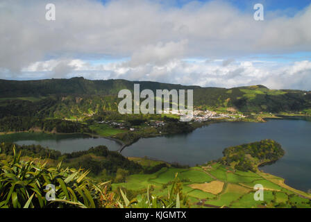 Avis de Sete Cidades, Lagoa Verde et Lagoa Azul à Sao Miguel, Açores, Portugal Banque D'Images