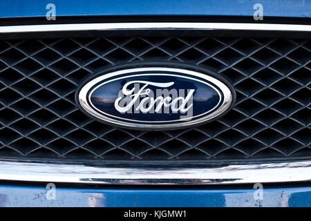 Logo sur la calandre voiture Ford Banque D'Images