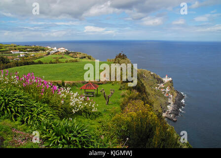 Vue sur le phare de Miradouro da vista dos barcos, Sao Miguel, Açores Banque D'Images