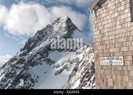 Vue sur le sommet enneigé de Großglockner (alpes) depuis Erzherzog-Johann-Hut (Erzherzog-Johann-Hütte, Adlersruhe), Autriche Banque D'Images