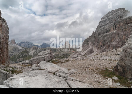 Vue sur Toblacher Knoten et Dreizinnen Hut (Dreizinnehütte) sous ciel nuageux Banque D'Images