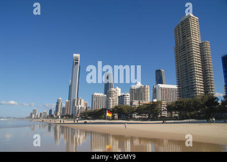 La réflexion de l'eau de l'horizon de Surfers Paradise, Australie Banque D'Images