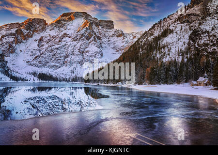 Lever du soleil d'hiver sur le Lago di Braies, Dolomites, Italie Banque D'Images