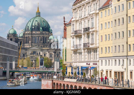 Centre de Berlin, vue sur le côté sud de la cathédrale - le Berliner Dom - vue du quartier Nikolaiviertel dans le centre de Berlin, Allemagne. Banque D'Images