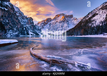 Lever du soleil d'hiver sur le Lago di Braies, Dolomites, Italie Banque D'Images