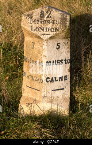 Ancienne route d'étape sur un marqueur4 road Beckhampton, Wiltshire, England, UK Banque D'Images