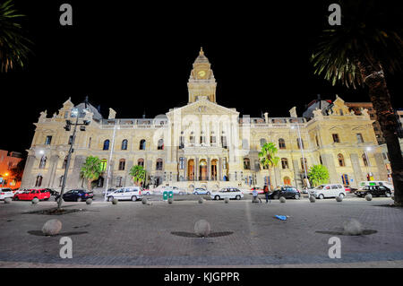 Cape Town, Afrique du Sud - le 24 mars 2012 : Cape Town City Hall, à Cape Town, province de Western Cape, Afrique du Sud dans la nuit. Banque D'Images