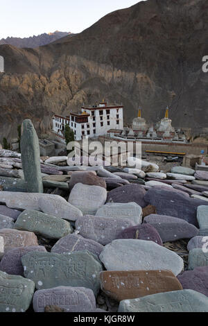 Pierres Mani avec prières bouddhistes sur eux donnant sur Lamayuru Gompa du Ladakh, le Jammu-et-Cachemire, en Inde. Banque D'Images