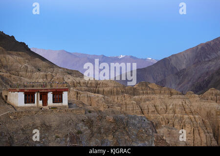 Soirée photo de bâtiment à proximité de Lamayuru monastère avec la montagne rose de l'Himalaya, le Ladakh, le Jammu-et-Cachemire, en Inde. Banque D'Images