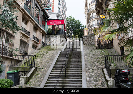 Ruelle typique à Montmartre Banque D'Images