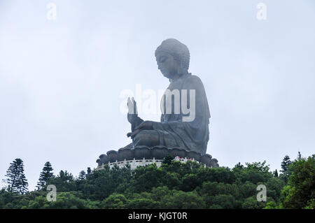 Tian Tan Buddha de hong kong enveloppée de brouillard. Banque D'Images