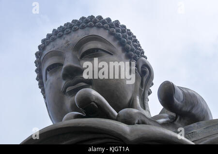 Tian Tan Buddha de hong kong enveloppée de brouillard. Banque D'Images