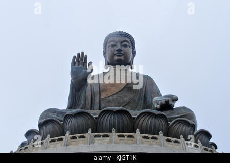 Tian Tan Buddha de hong kong enveloppée de brouillard. Banque D'Images