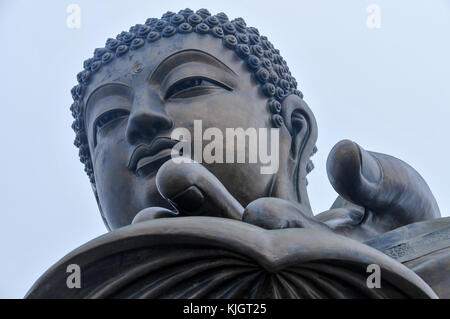 Tian Tan Buddha de hong kong enveloppée de brouillard. Banque D'Images