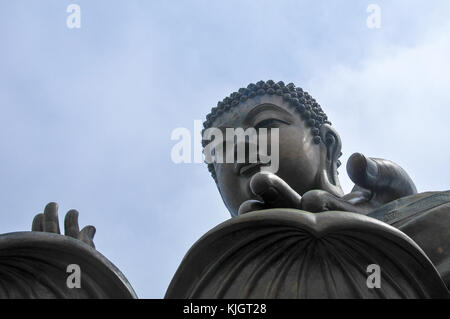 Tian Tan Buddha de hong kong enveloppée de brouillard. Banque D'Images