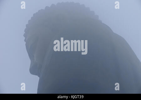 Tian Tan Buddha de hong kong enveloppée de brouillard. Banque D'Images