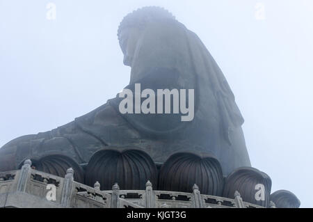 Tian Tan Buddha de hong kong enveloppée de brouillard. Banque D'Images